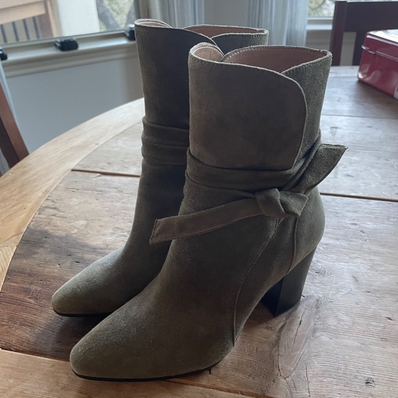 Banana Republic Shoes - Size 8 - Olive Green Suede Ankle Boots - Picture 4 of 7